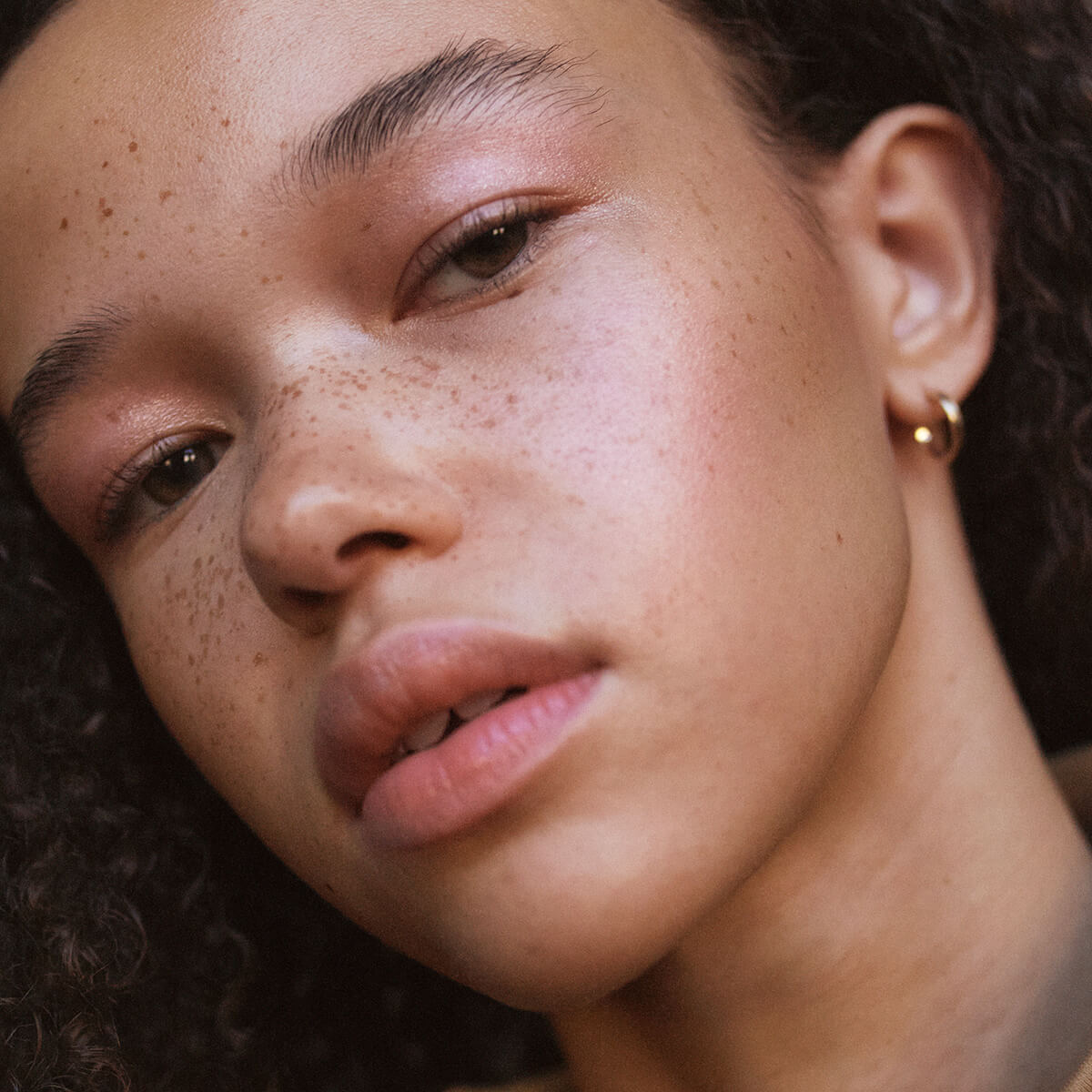 Manasi 7 Strobelighter Delirio is a beautiful rose gold highlighter