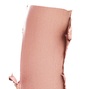 Manasi 7 Delirio Strobelighter is a rose gold highlighter to add eye-catching brightness and glow to the face and eyes.