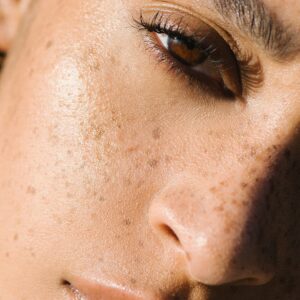 Manasi 7 Precision Mascara Obsidian is a buildable mascara that adds length, definition and volume to lashes.