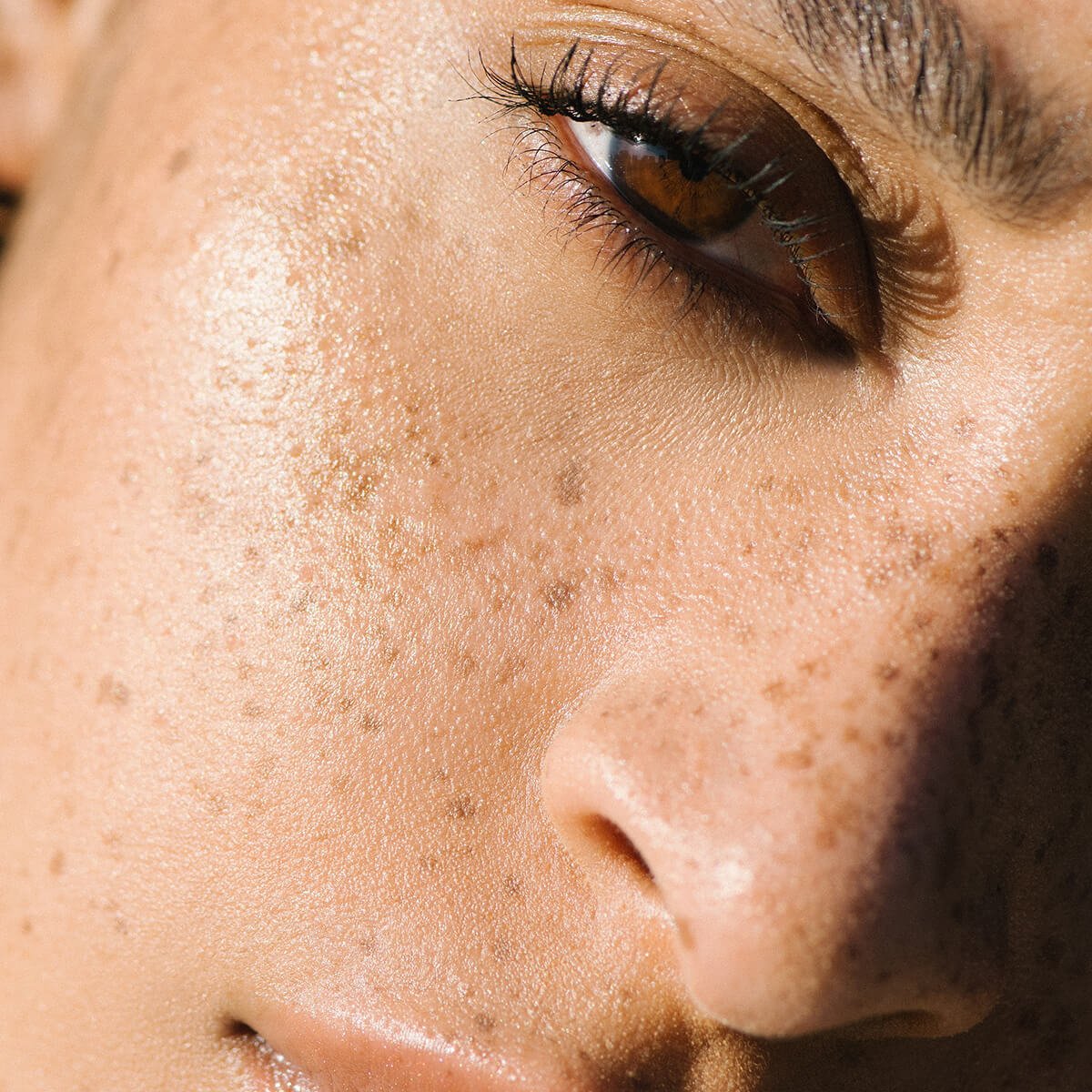 Manasi 7 Sunrise Strobelighter is a peachy pearl pink highlighter that adds radiance and dimension to skin.