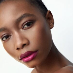 Manasi 7 Sunsubiro Strobelighter can be used as a highlighter, cream eyeshadow or a cream blush for a natural, lit-from-within glow.