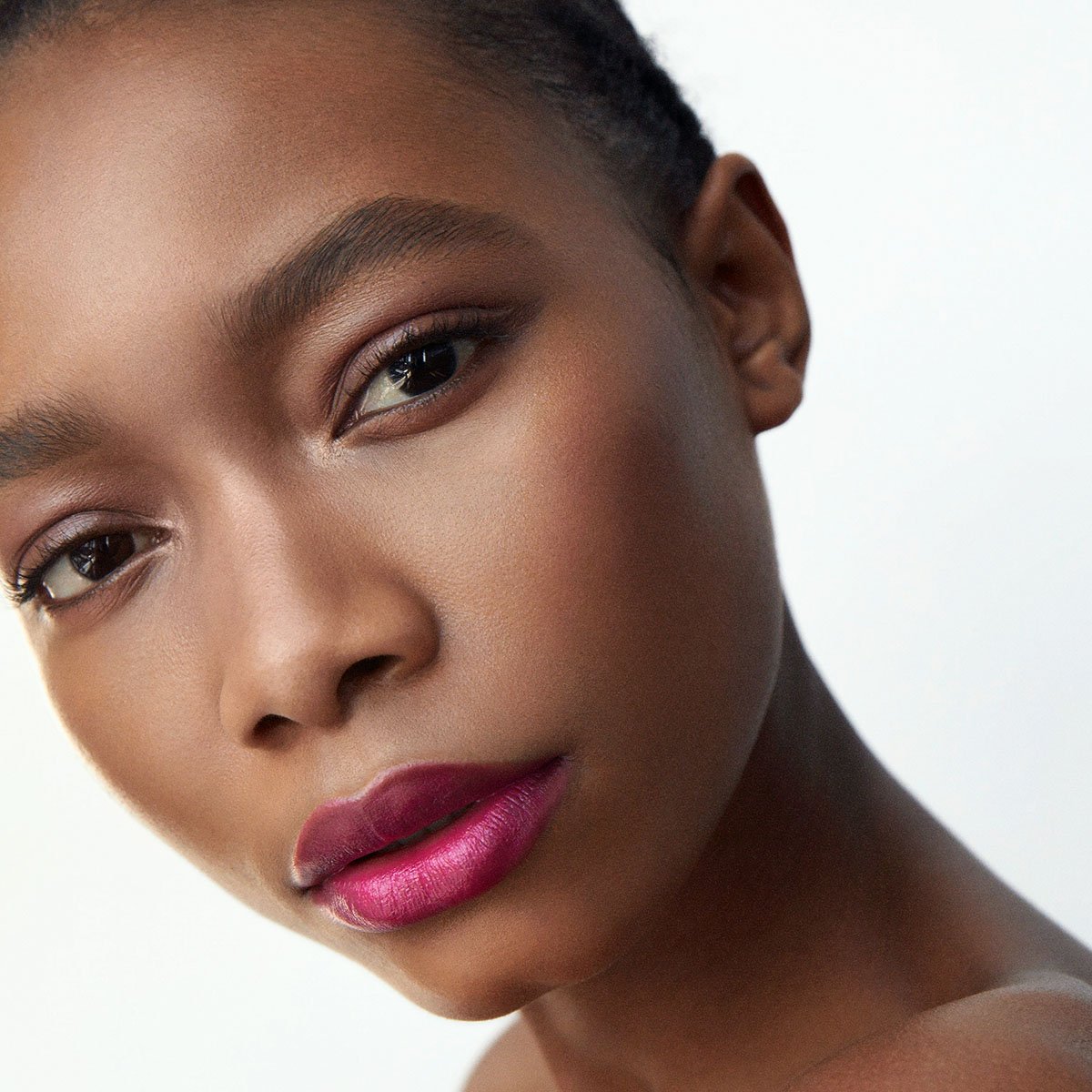 Manasi 7 Sunsubiro Strobelighter can be used as a highlighter, cream eyeshadow or a cream blush for a natural, lit-from-within glow.