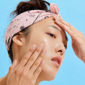 Olio E Osso Salva Nourishing Face Oil is a moisturizing facial oil to keep skin soft and supple.