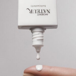 Agent Nateur Holi (Soleil) is non-tinted, sheer, dew-enhancing mineral sunscreen drops.