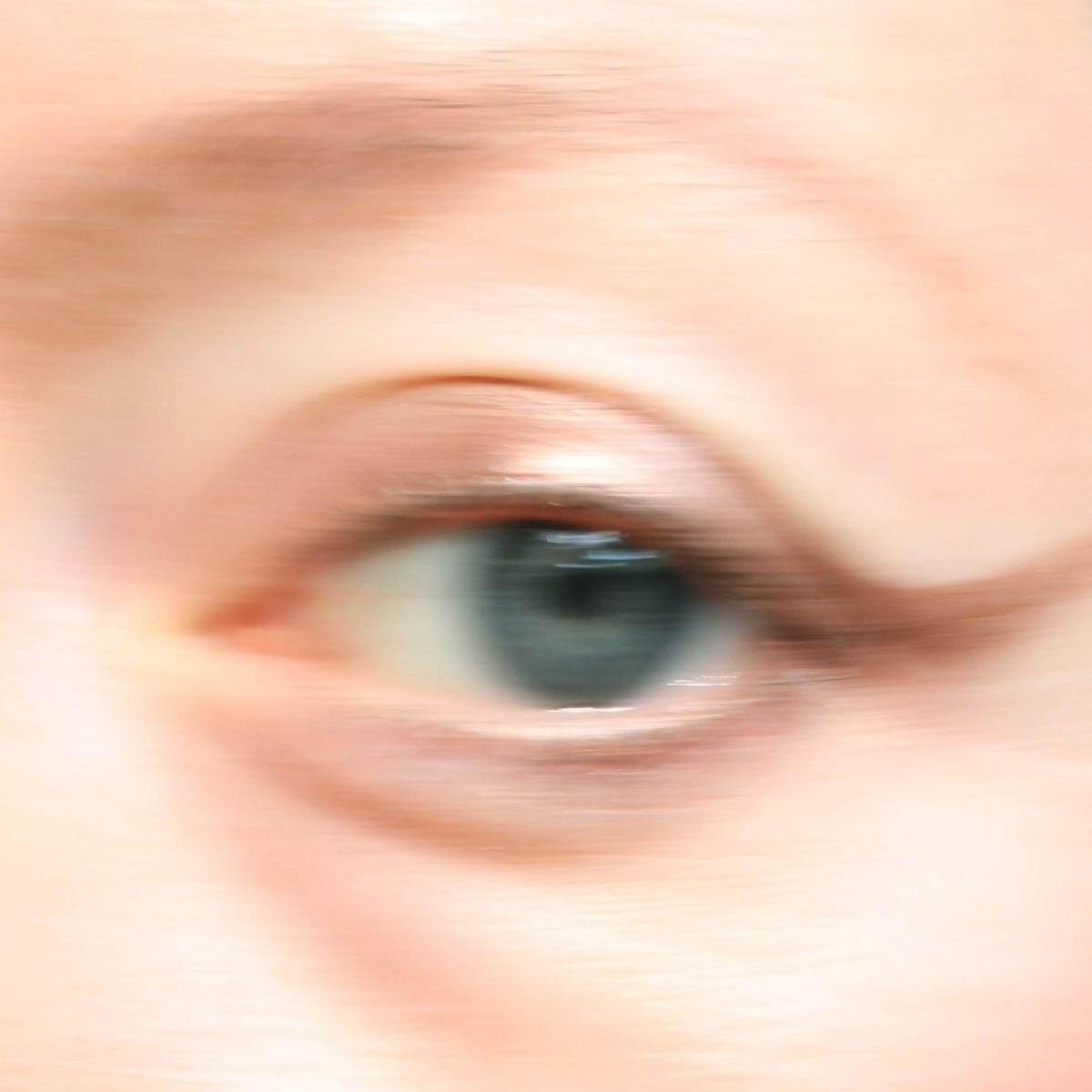 19/99 Precision Colour Pencil Vas is a warm bronze eye pencil with a subtle metallic shimmer.