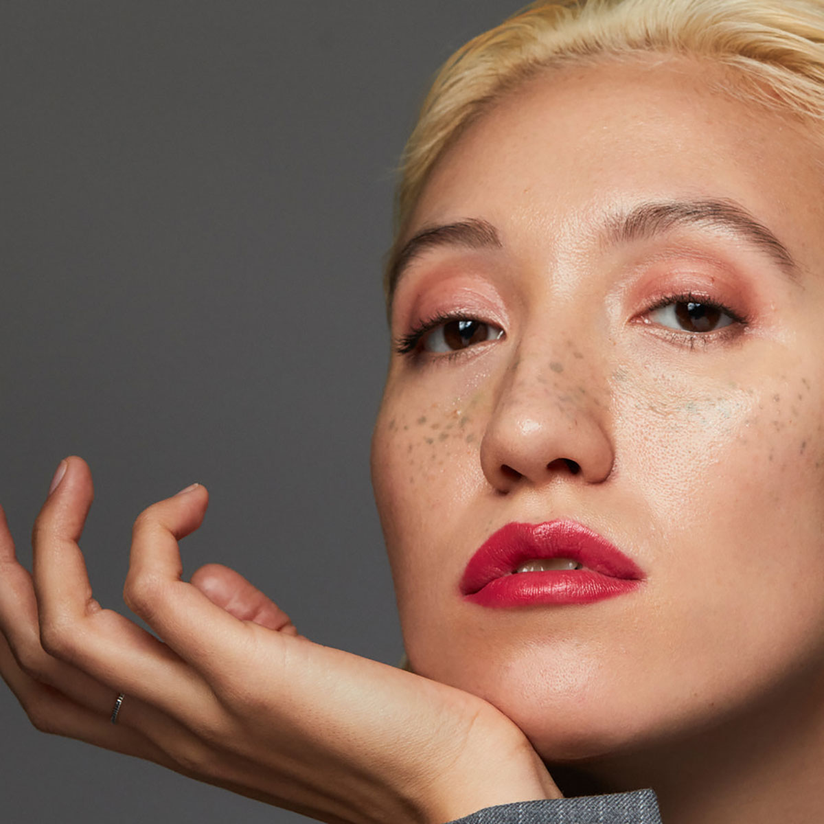 19/99 Beauty Precision Colour Pencil Rozsa on lips.