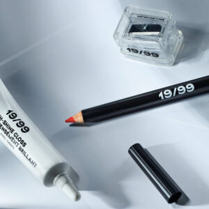 19/99 Beauty Precision Pencil Sharpener is a dynamic torsion action blade pencil sharpener that creates the perfect point.