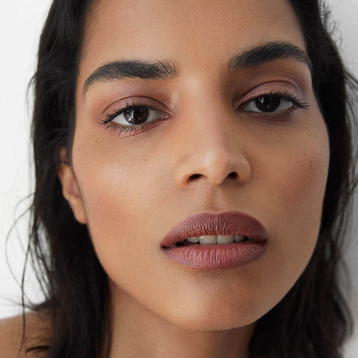 You can use Manasi 7 Kobicha All Over Colour as a cream bronzer without shimmer or a contour cream to define your features.