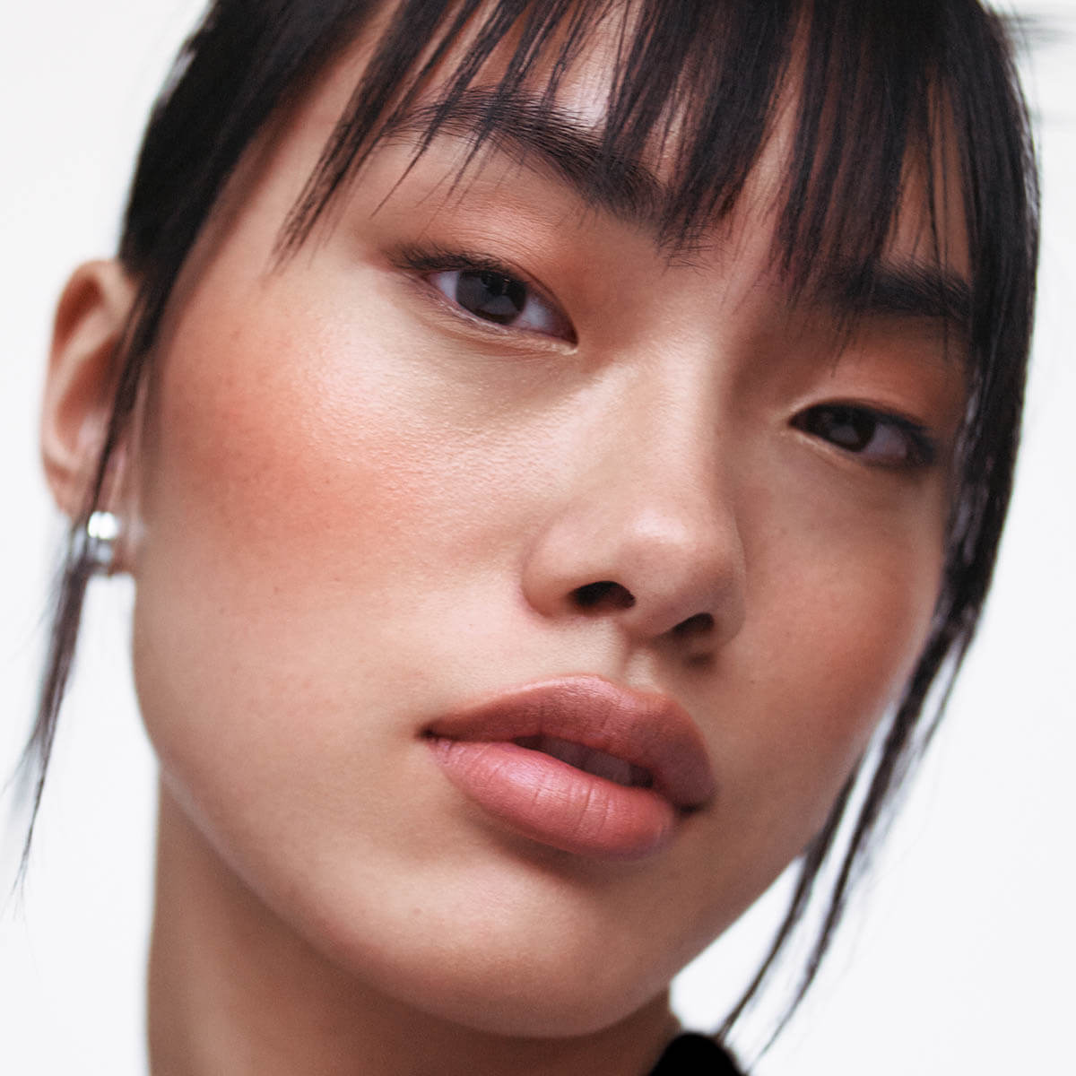 When dabbed gently, Manasii 7 All Over Colour Mangala creates a natural, warm look.