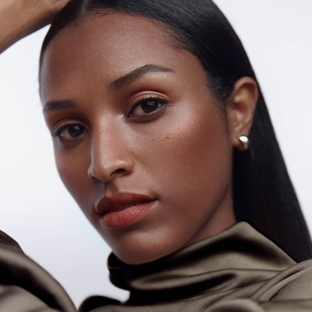 Manasi 7 All Over Colour Mangala is a highly versatile hue formulated for your lips, cheeks and eyes.