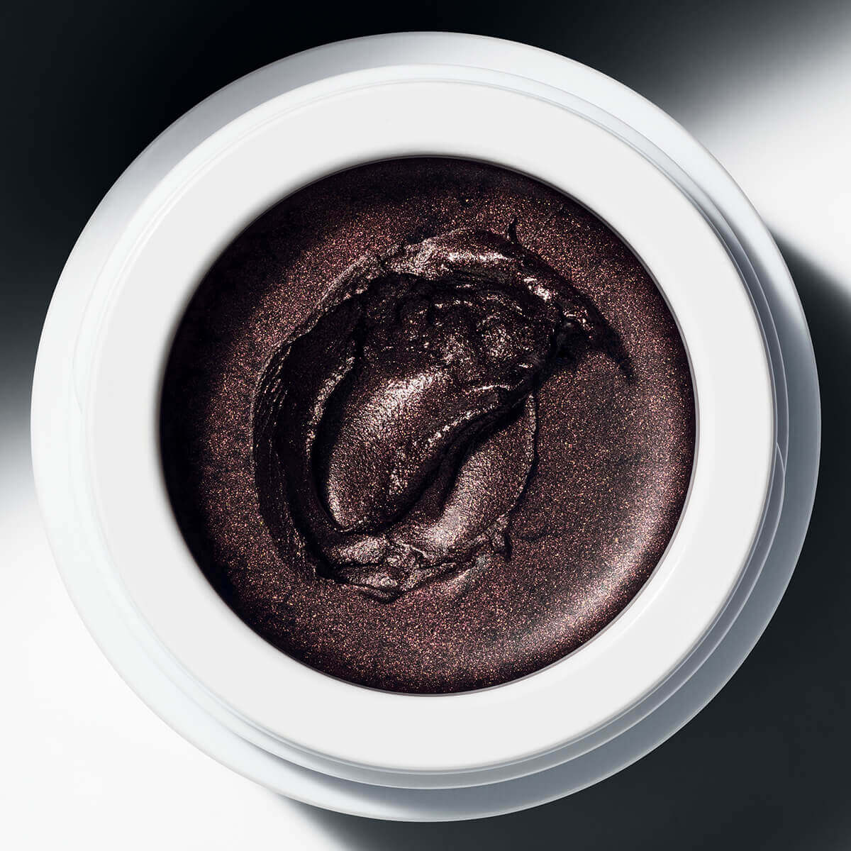 Manasi 7 Eye Glow Colour Jardin is a cool toned cream eyeshadow to enhance and define your eyes.