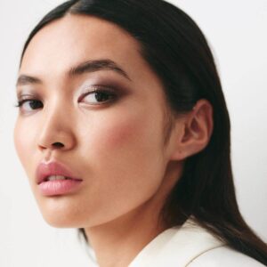 Manasi 7 Eye Glow Colour Jardin is a versatile deep cool brown hue for a wide range of looks.