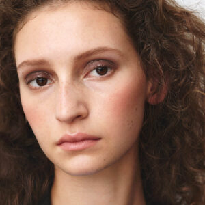 Layering Manasi 7 Jardin Eye Glow Colour makes your eyes a stand-out feature. Paired with a natural lip, Jardin Eye Glow Colour perfects your look.