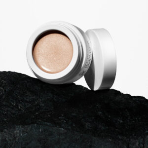 Manasi 7 Elysian Strobelighter is a warm champagne hued highlighter to add radiance and depth to your skin and features.