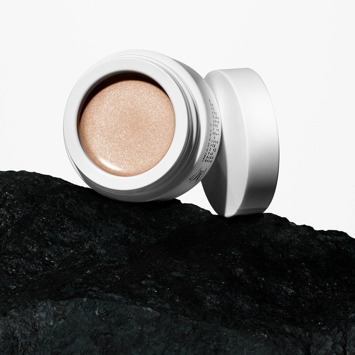 Manasi 7 Elysian Strobelighter is a warm champagne hued highlighter to add radiance and depth to your skin and features.