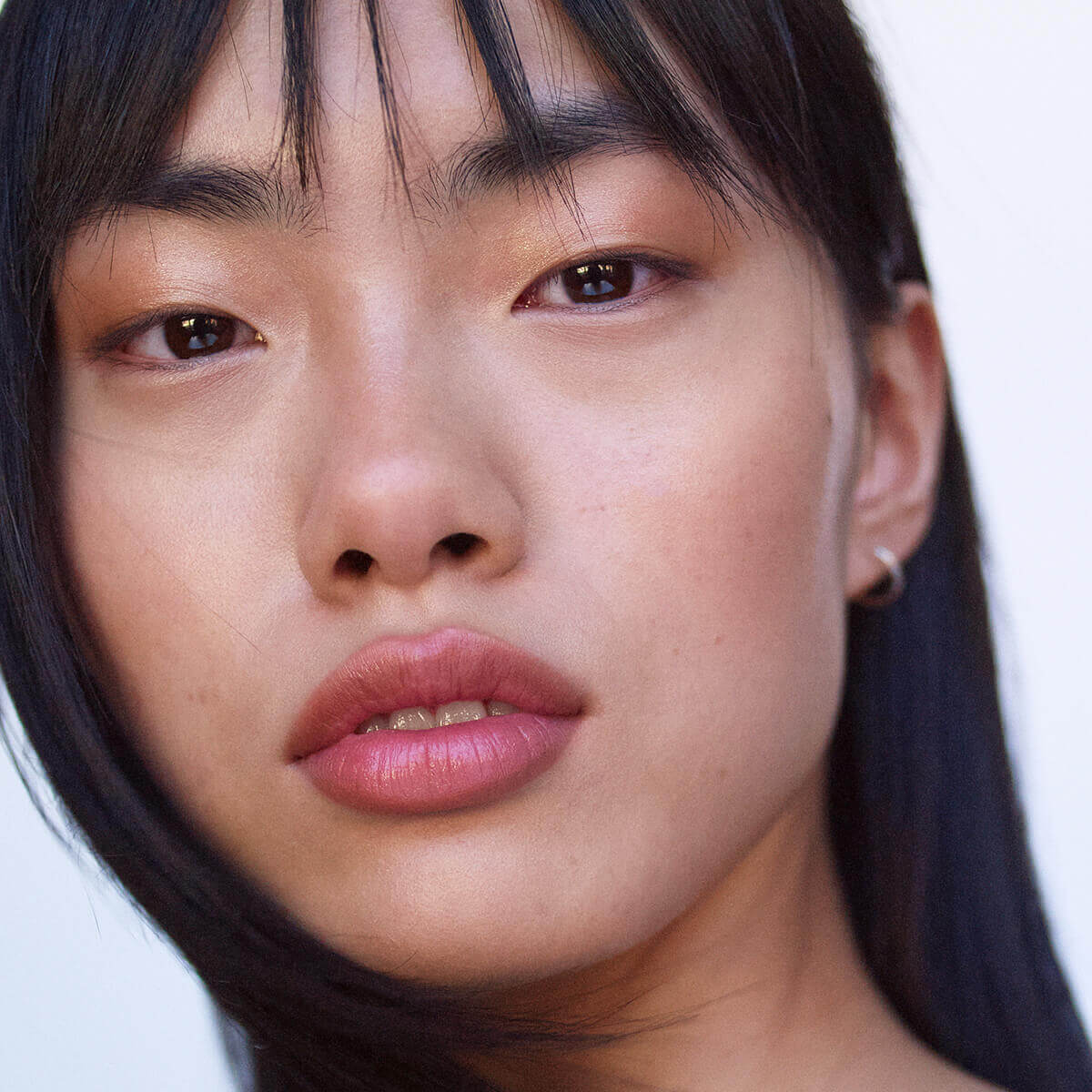 Use Manasi 7 Strobelighter Heliconia on your eyelids to create a seductively golden bronze eye shadow.