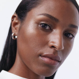 Manasi 7 Strobelighter Heliconia can be used to enhance your skin's natural glow for a soft and smooth golden luminosity.