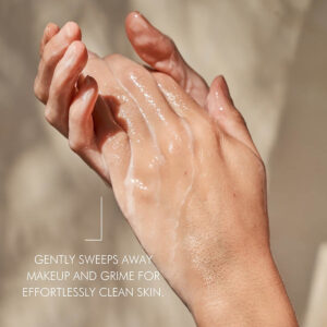 MARA Beauty Algae Enzyme Cleansing Oil softens and hydrates skin as it gently cleanses.