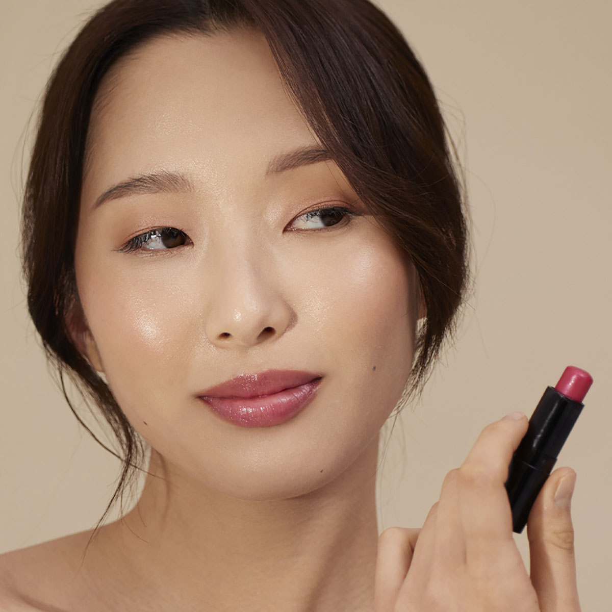 Henne Organics Luxury Lip Tint (Azalea) Henne Organics Luxury Lip Tint Azalea is a vibrant yet wearable pink that brightens up the face and adds a splash of playfulness to your makeup routine.