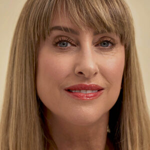 Henne Luxury Lip Tint Desire adds a pop of red color to lips.