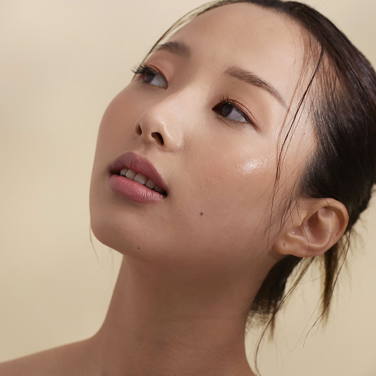 Henne Sunlit Lip Tint is a sheer, yet builable peachy hue for the lips.