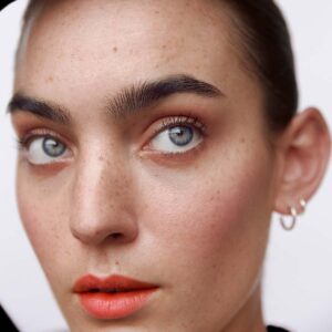 Inspired by the richness and warmth of the sunset tones, Manasi 7 Setsunai All OverColour is the ultimate coral for lips and cheeks.