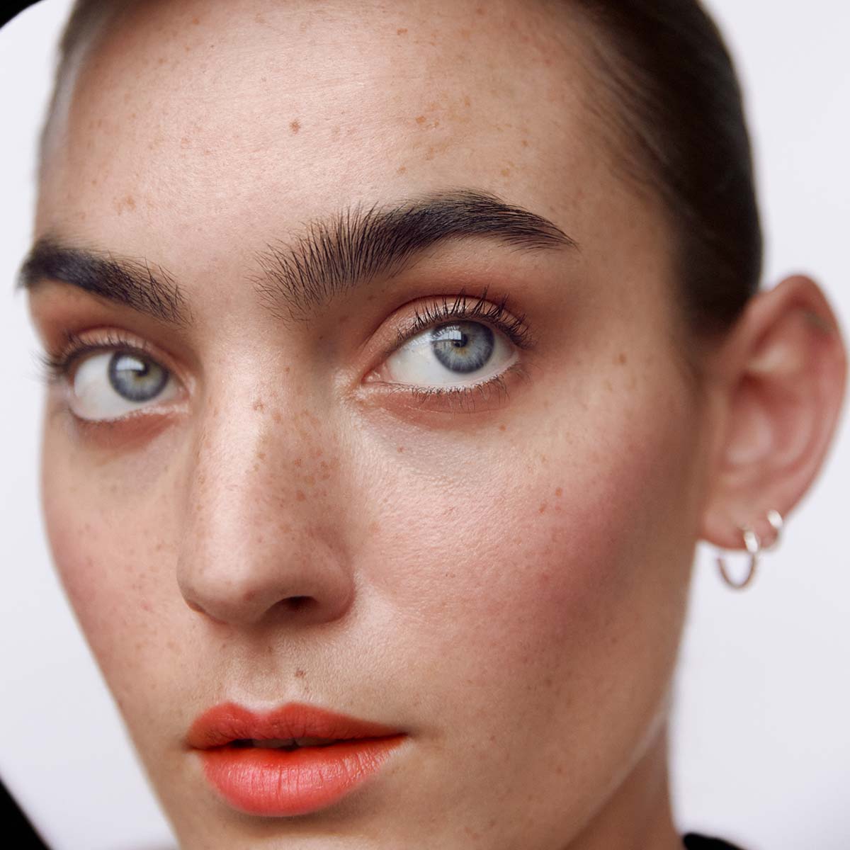 Inspired by the richness and warmth of the sunset tones, Manasi 7 Setsunai All OverColour is the ultimate coral for lips and cheeks.