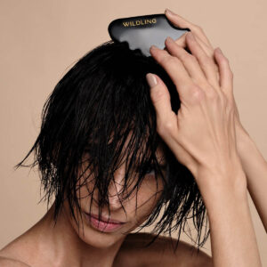 Wildling Empress Gua Sha Scalp Comb can be used to massage the scalp to stimulate hair growth and soothe the scalp.