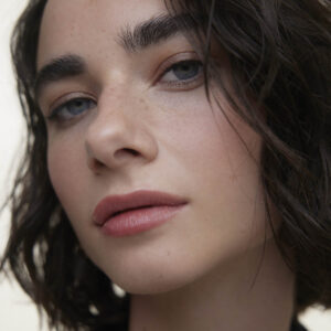 Wonderblush La Laque Tinted Lip Oil Abricot is a rich moisturizing muted peach colour that delicately drapes your lips with a gloss-meets-balm texture.