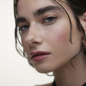 Wonderblush La Laque Tinted Lip Oil Bordeaux is a rich moisturizing berry colour that delicately drapes your lips with a gloss-meets-balm texture.