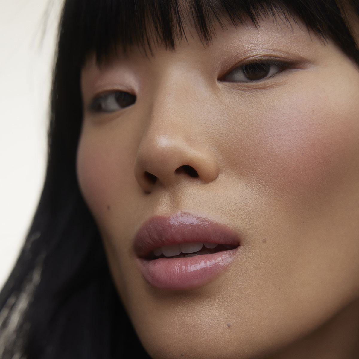 Wonderblush La Laque Tinted Lip Oil Flamant is a rich moisturizing soft pink colour that delicately drapes your lips with a gloss-meets-balm texture.