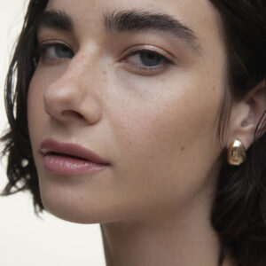 Wonderblush Flamant Lip Oil is ia smooth enveloping shade of soft pink that provides instant shine in just one swipe.