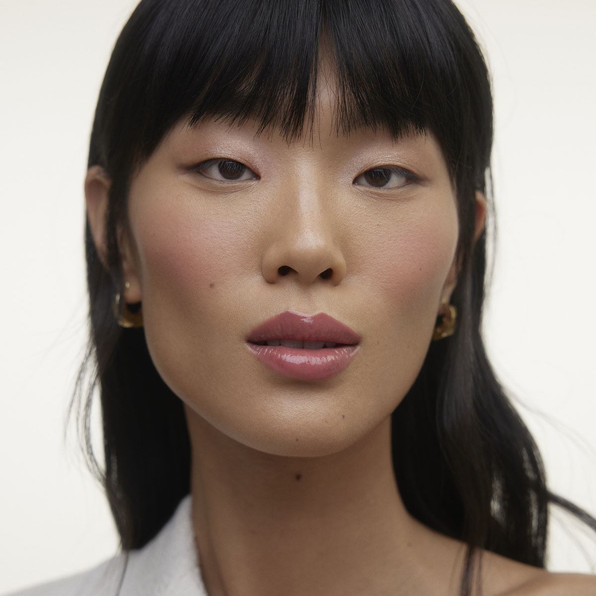 Wonderblush Geranium La Laque Tinted Lip Oil is a buildable gloss-meets-balm with a bright rosy pink lip color.