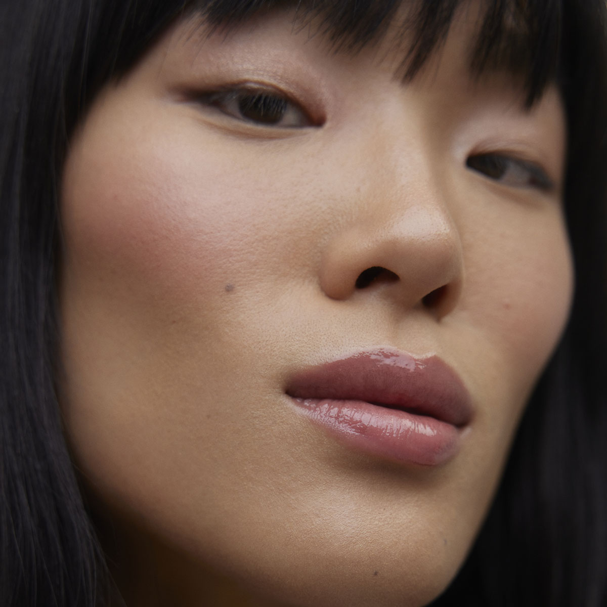 Wonderblush Pulpe Lip Oil is ia smooth enveloping shade of nude blush translucent colour that provides instant shine in just one swipe.