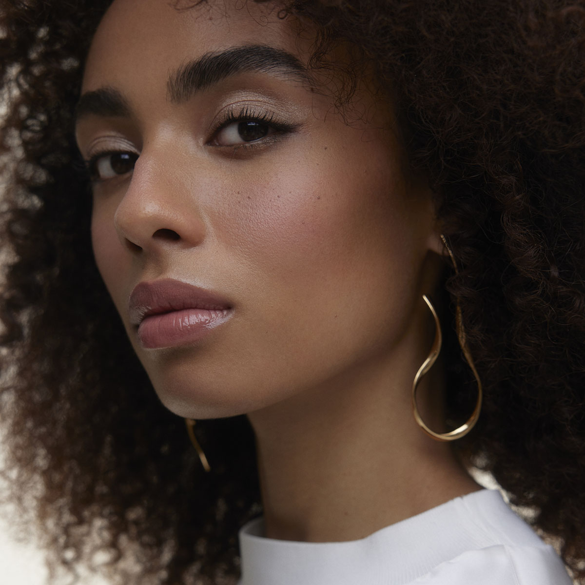 Wonderblush La Laque Tinted Lip Oil Pulpe is a rich moisturizing nude blush colour that delicately drapes your lips with a gloss-meets-balm texture.