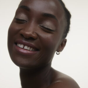 Wonderblush Liquid Eyeshadow Coquillage is a buildable long-lasting eyeshadow that combines comfort with minimal fallout or creasing.