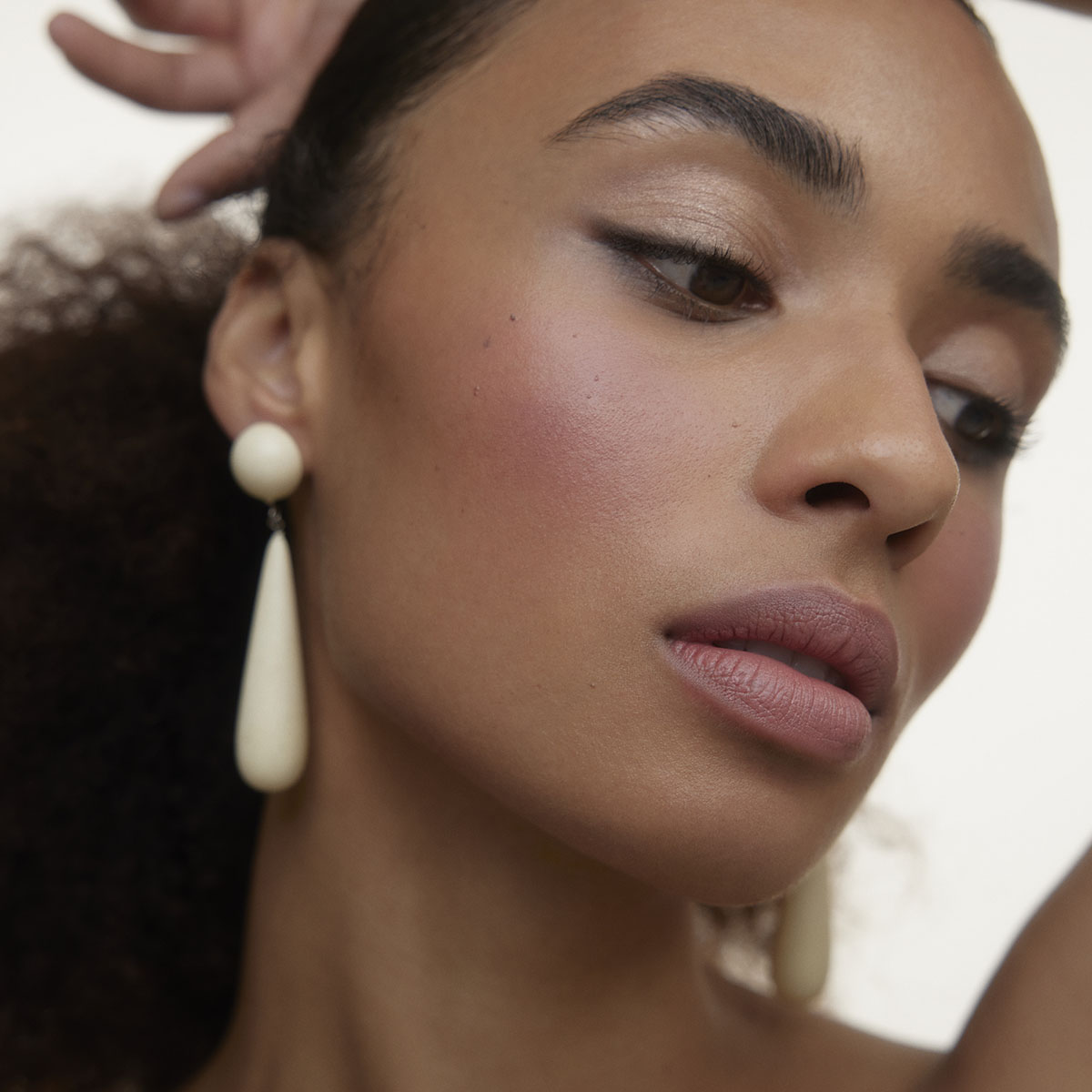 Wonderblush Coquillage La Lumière Liquid Eyeshadow available at Inspire Beauty.