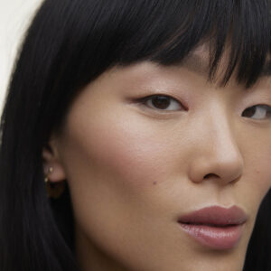 Wonderblush La Lumière Liquid Eyeshadow Coquillage is a buildable fade-free golden champagne eyeshadow for all day colour.