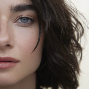 Wonderblush La Lumière Liquid Eyeshadow in shade Coquillage, a champagne hue with shimmer.