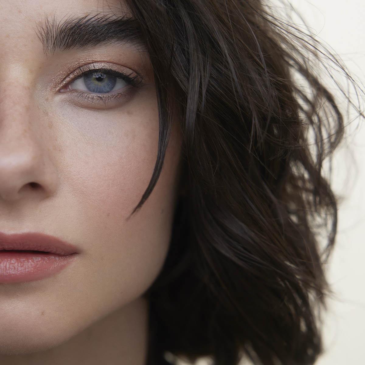 Wonderblush La Lumière Liquid Eyeshadow in shade Coquillage, a champagne hue with shimmer.