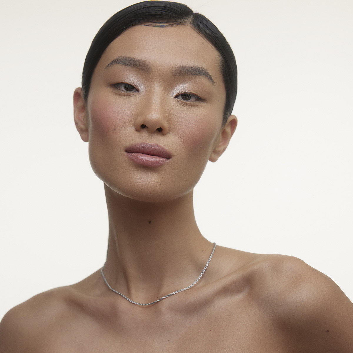 Wonderblush La Lumière Liquid Eyeshadow in shade Perle, a pearl hue with shimmer.