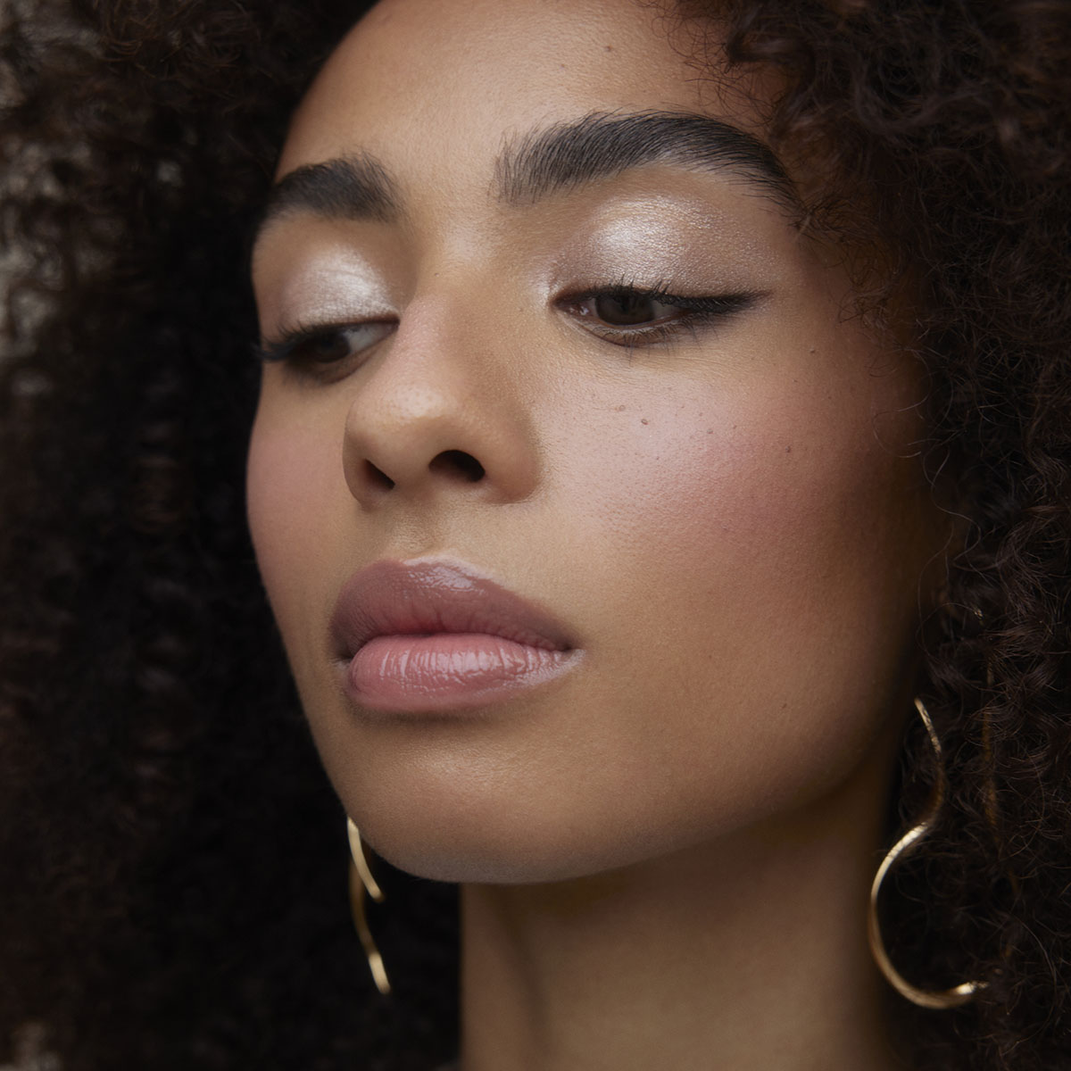 Wonderblush La Lumière Liquid Eyeshadow Perle is a buildable fade-free pearl hue eyeshadow for all day colour.