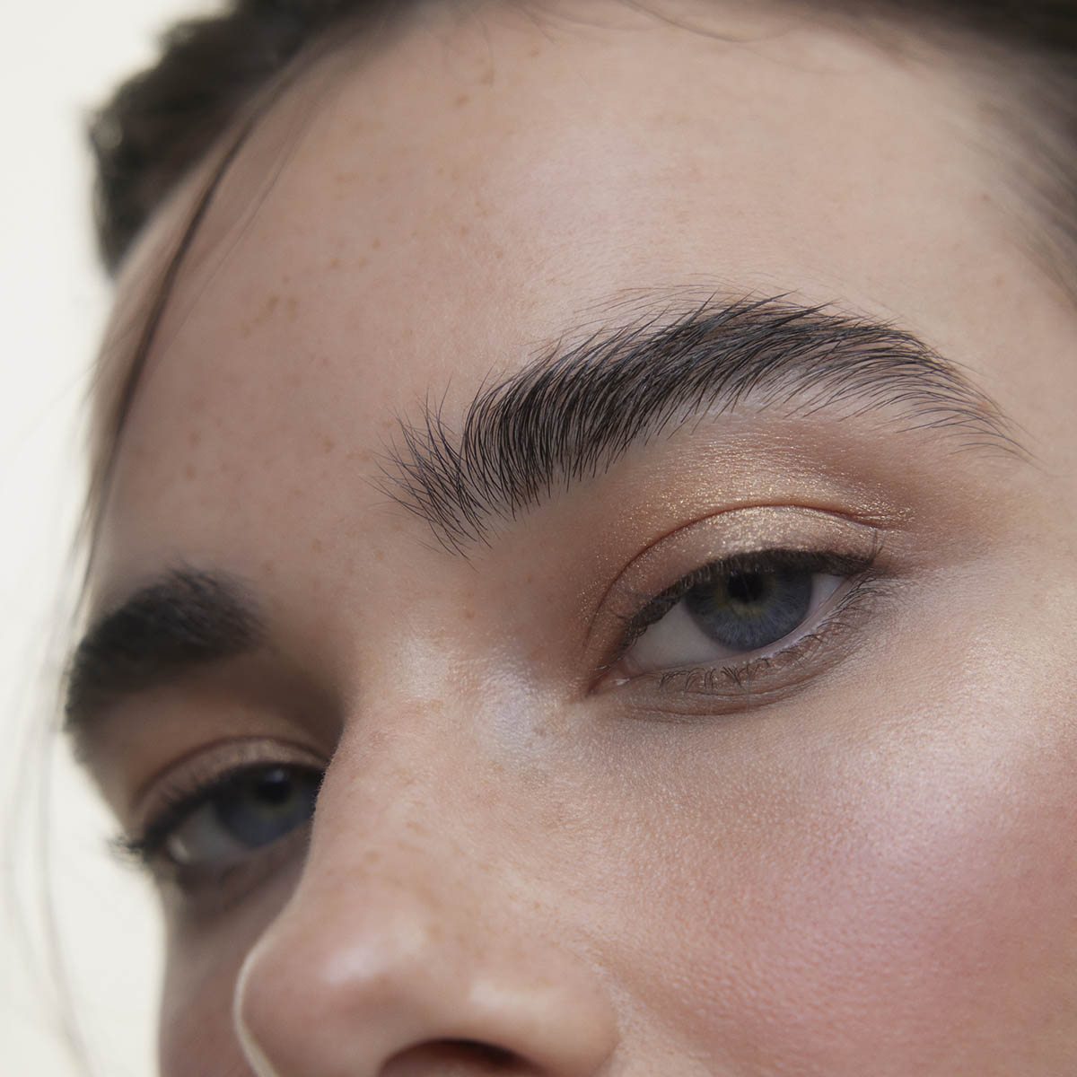 Wonderblush Liquid Eyeshadow Rayon is a buildable long-lasting eyeshadow that combines comfort with minimal fallout or creasing.