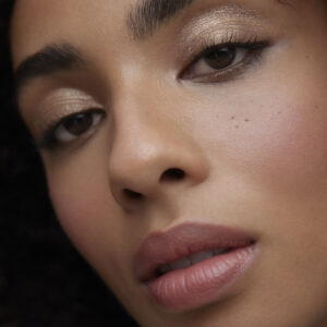 Wonderblush La Lumière Liquid Eyeshadow Rayon is a buildable fade-free gold eyeshadow for all day colour.