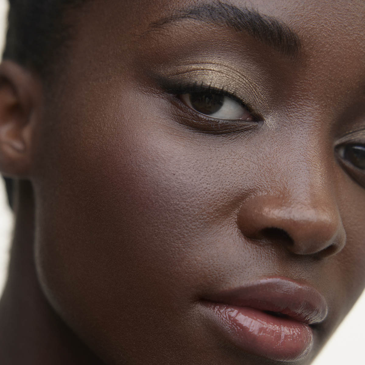 Wonderblush Rayon La Lumière Liquid Eyeshadow available at Inspire Beauty.