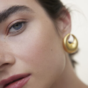 Wonderblush La Lumière Liquid Eyeshadow Rose Dore is a buildable fade-free rose gold eyeshadow for all day colour.