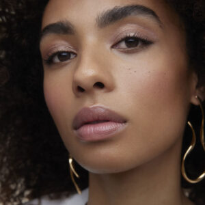 Wonderblush Liquid Eyeshadow Rose Dore is a buildable long-lasting eyeshadow that combines comfort with minimal fallout or creasing.