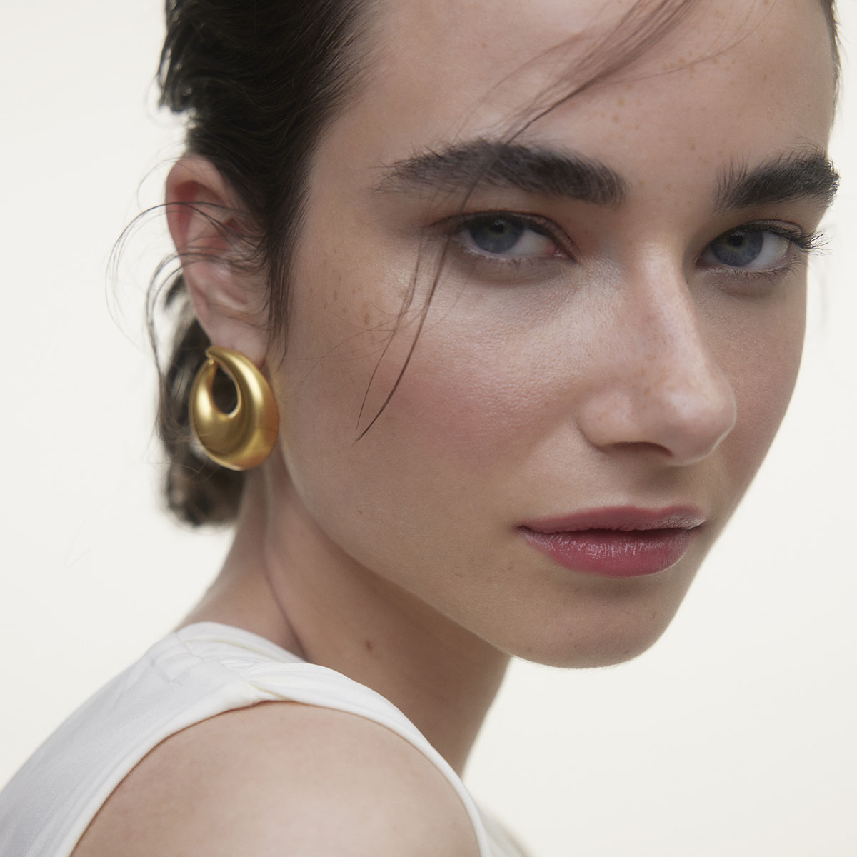 Wonderblush Le Baume Tinted Lip Balm Bonbon is a pink hue with a hint of mauve.