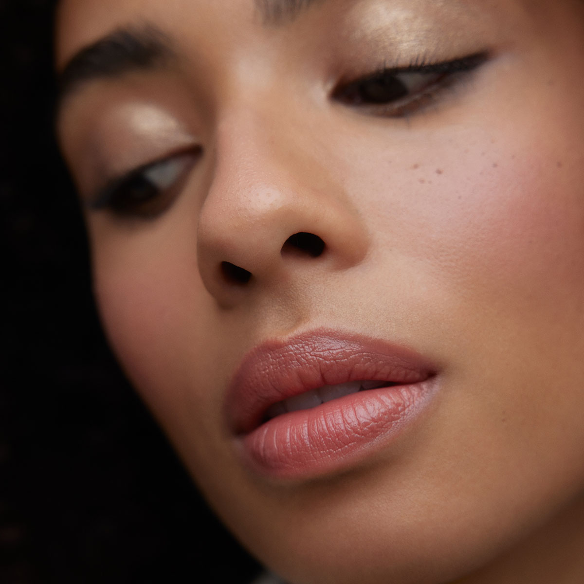 Wonderblush Le Baume Tinted Lip Balm Nature is a buildable nude pink that enhances lips.