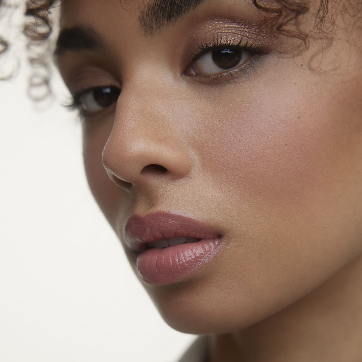 Wonderblush Le Baume Tinted Lip Balm Petale is a buildable rose petal pink that enhances lips.